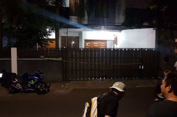 Dilempar Molotov, Pintu Garasi Rumah Kapitra Jebol