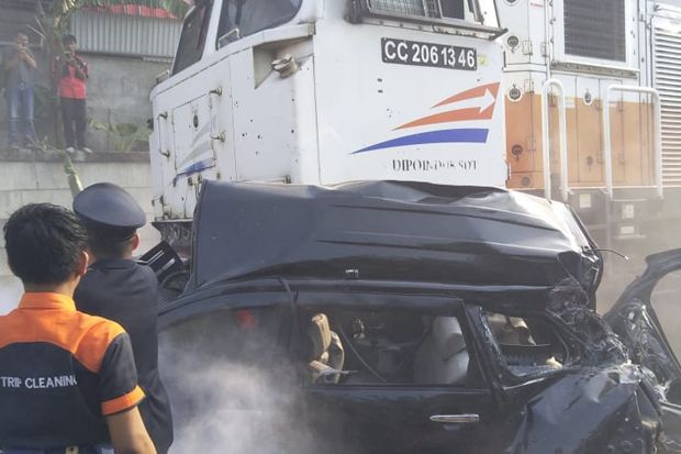 Terobos Perlintasan, Pengemudi Avanza Tewas Dihantam Kereta Api