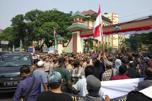 Hadang Eksekusi Lahan, Warga Tutup Akses Masuk Kampus UIN Jakarta