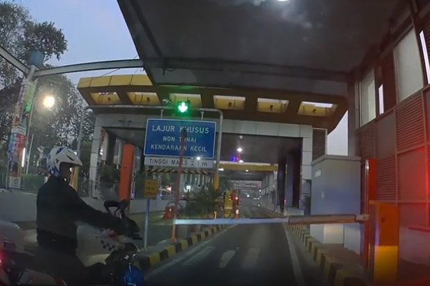 Video Viral, Motor Polisi Serobot Pengendara di Gerbang Tol Senayan