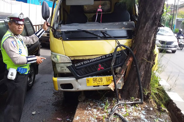 Kecelakaan Lalu Lintas, Truk Tangki Air Tabrak Pohon di Rawamangun
