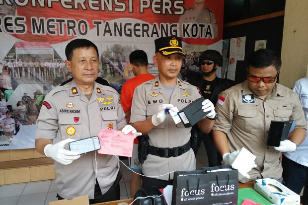 Asyik Berbelanja di Mal, Pegawai Bank Diciduk Polisi