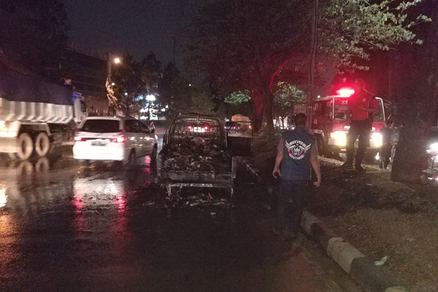 Angkut Kardus, Mobil Pikap Terbakar di Jalan Taman Tekno