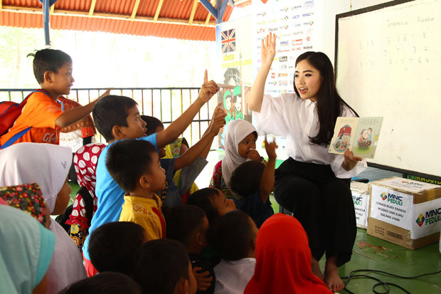 MNC Peduli Bagikan 100 Buku di Sekolah Alam Bantar Gebang Bekasi