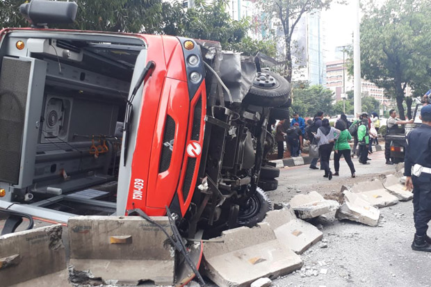 Kesaksian Penumpang Detik-detik Bus Transjakarta Terguling