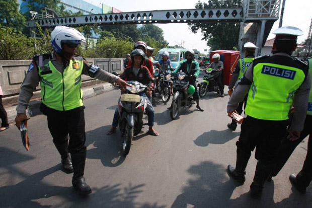 Petugas Gabungan Razia Kendaraan Penunggak Pajak di Jatinegara