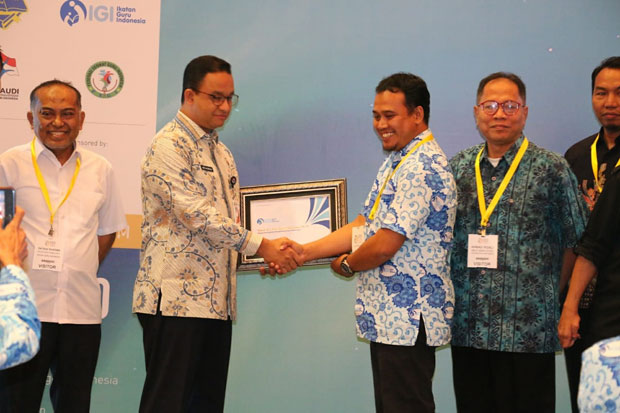 IGI Anugerahi Anies Gelar Bapak Peningkatan Kompetensi Guru Indonesia
