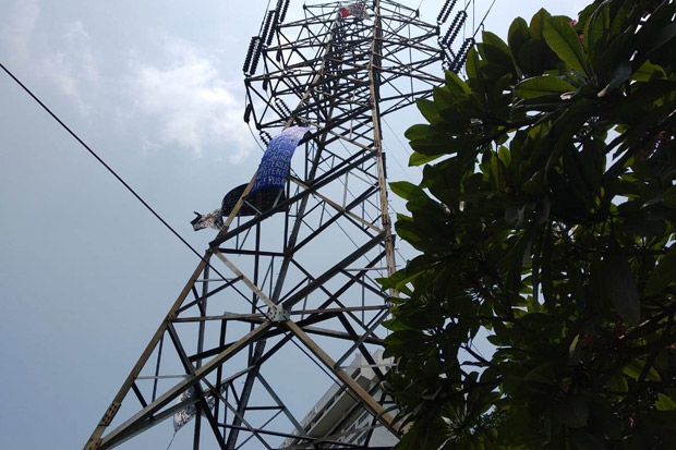 Agus Kembali Panjat Tower, Petugas: Nanti Dia Juga Turun Sendiri