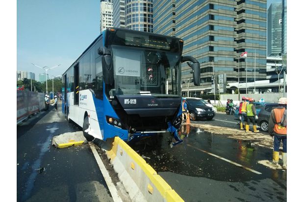 Hantam Separator di Jalan Sudirman, Bus Transjakarta Rusak