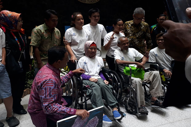 15 Pelukis Disabilitas Goreskan Karyanya di Tembok Balai Kota Jakarta