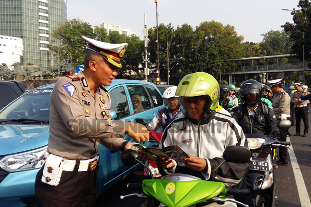 Cara Polisi Sosialisasikan Tilang Elektronik di Sudirman-Thamrin