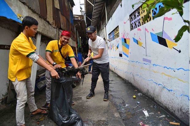 Caleg Golkar Bersihkan Sampah di Permukiman Padat Penduduk