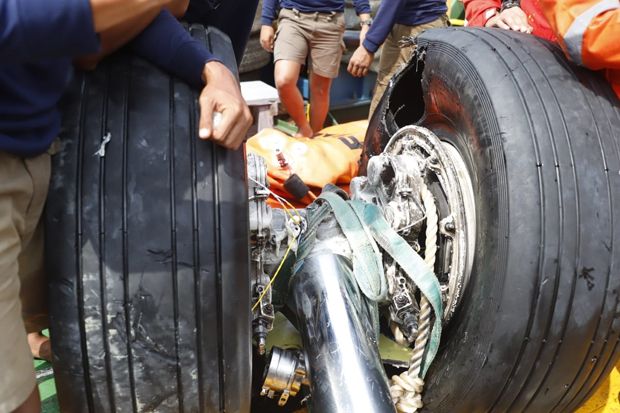 TNI AL Temukan dan Evakuasi Roda Pesawat Lion Air JT-610