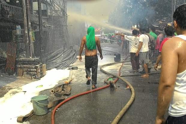 Kebakaran di Sekitar Stasiun, Commuter Line Duri-Tangerang Terhambat
