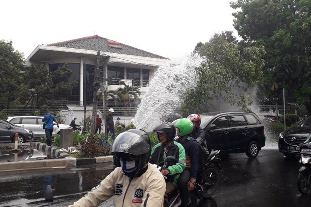 Hydran Ditabrak Mobil, Suplai Air Bersih Kembangan Terganggu