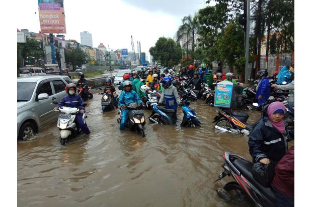 Pemkot Jaksel Bersihkan Tali Air Antisipasi Banjir