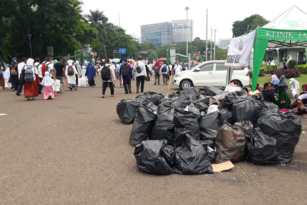 Petugas Kebersihan DKI Angkut 217 Ton Sampah dari Kawasan Monas