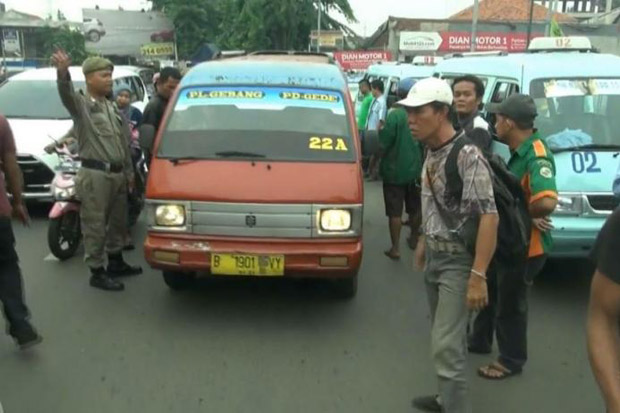 Sopir Angkot di Pondok Bambu Demo, Minta Armada Transjakarta Dikurangi