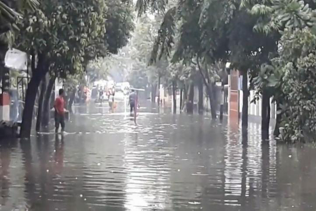 Jakarta Diguyur Hujan, Puluhan Rumah di Duren Sawit Tergenang Banjir