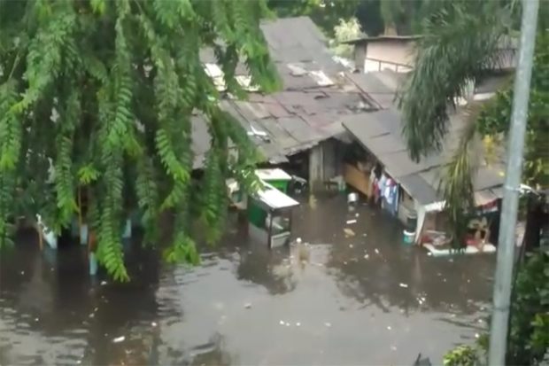 Hujan Deras, Banjir Rendam Permukiman Warga di Kebon Jeruk