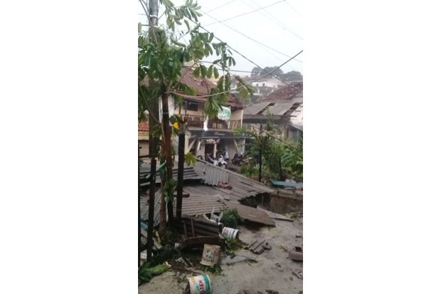 Puting Beliung Akibatkan 800 Rumah Rusak dan 1 Tewas di Bogor