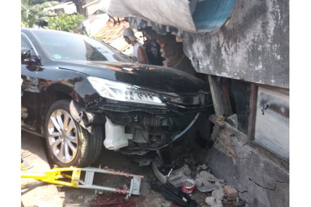 Minibus Hantam Rumah Warga, 4 Orang Terluka di Cengkareng