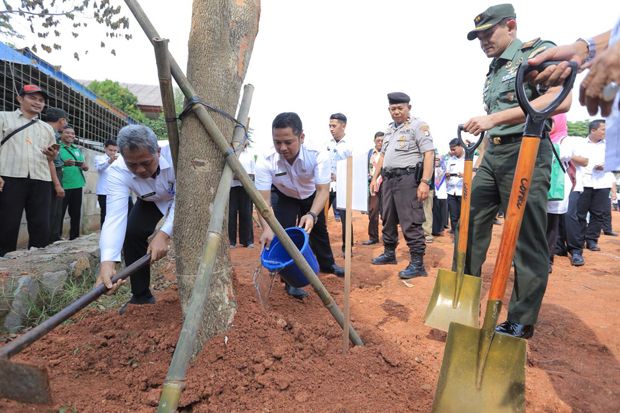 Pemkot Tangerang Wajibkan Siswa Bawa 1 Pohon saat Ambil Raport