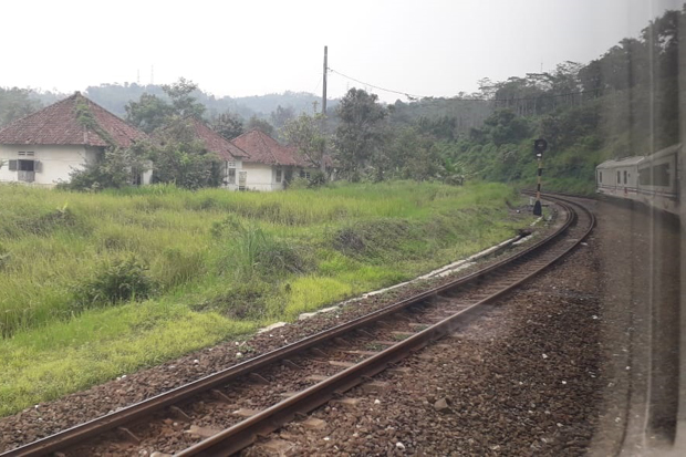 Kereta Kerja Anjlok, Perjalanan KA Jakarta-Bandung Lumpuh