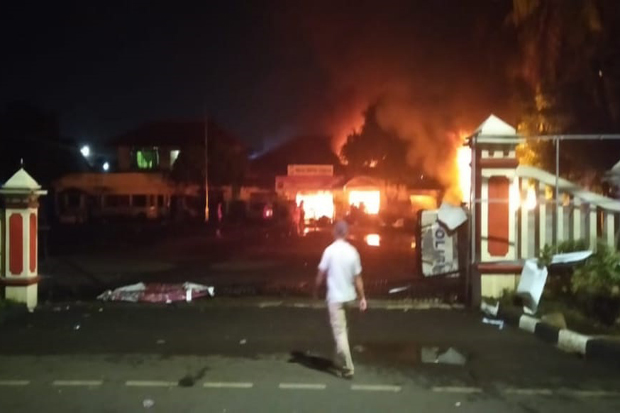 Polsek Ciracas Dibakar, Kerugian Ditaksir hingga Miliaran Rupiah