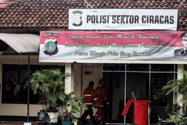 Momentum Silaturahmi, TNI-Polri Gotong Royong Bersihkan Polsek Ciracas