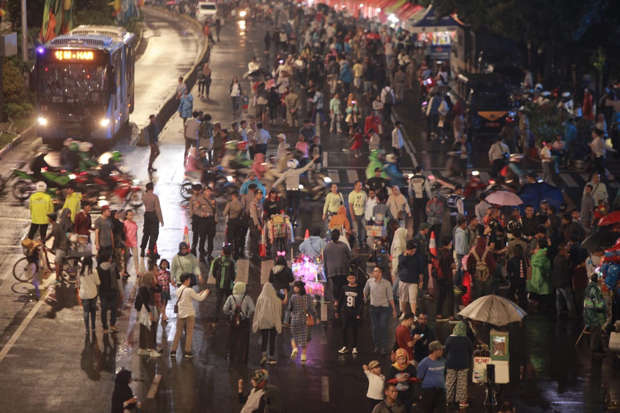 Hujan Tak Surutkan Semangat Warga Sambut Tahun Baru di CFN Thamrin