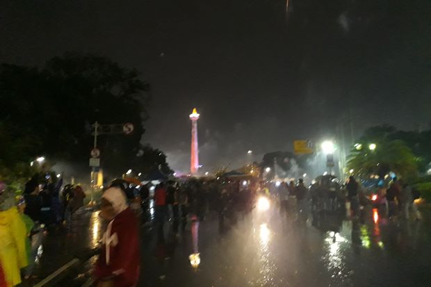 Hujan-hujanan, Ribuan Warga Protes Pintu Monas Timur Ditutup