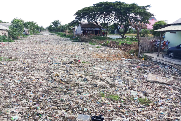 Tumpukan Sampah di Kali Pusang Batu Bekasi Sudah Mirip Jalanan