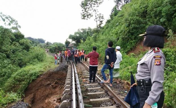 Jalur Terkena Longsor Diperbaiki, KA Bogor-Sukabumi Kembali Normal
