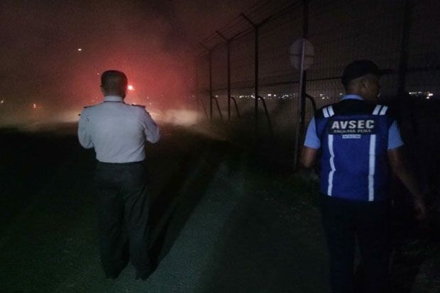 Mobil Berisi 4 Penumpang Terbakar di Perimeter Bandara Soetta