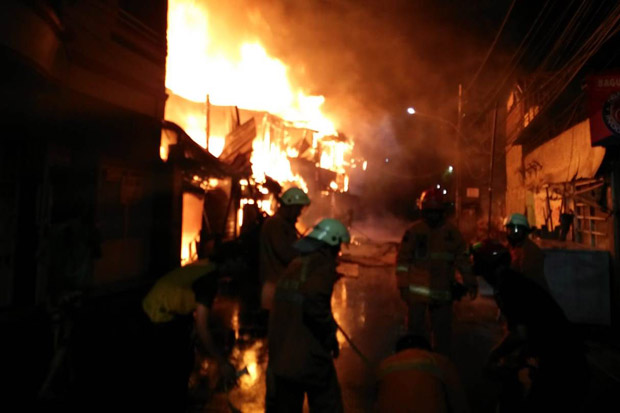 Kebakaran Melanda Pemukiman Padat Penduduk di Tomang, 1 Orang Terluka