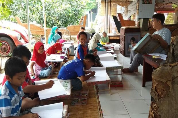 Kurangi Bahaya Gadget, Anak-Anak Kampung di Bogor Diajari Melukis