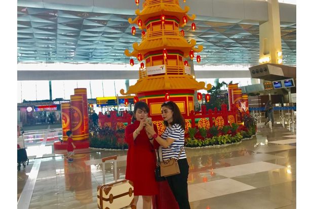 Pagoda Raksasa & Badut Panda Meriahkan Imlek di Bandara Soetta