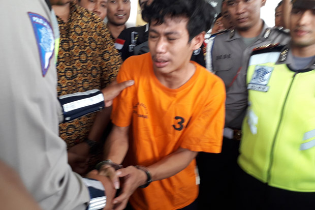 Menangis Sesenggukan, Adi Saputra Minta Maaf ke Masyarakat Indonesia