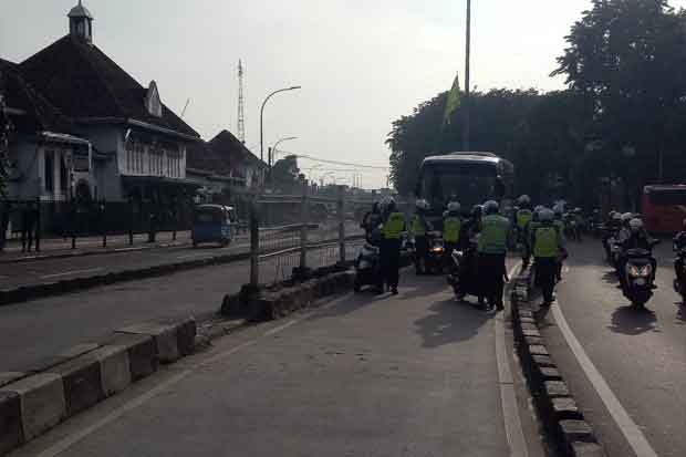 Polisi Tindak Pelanggar Lalu Lintas di Jakarta Timur