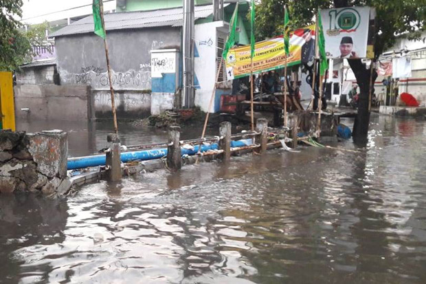 Saluran Air Menyempit, Jalan Sasak Kebon Jeruk Jadi Langganan Banjir