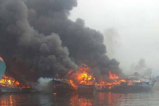 Kapal Nelayan Terbakar di Pelabuhan Muara Baru