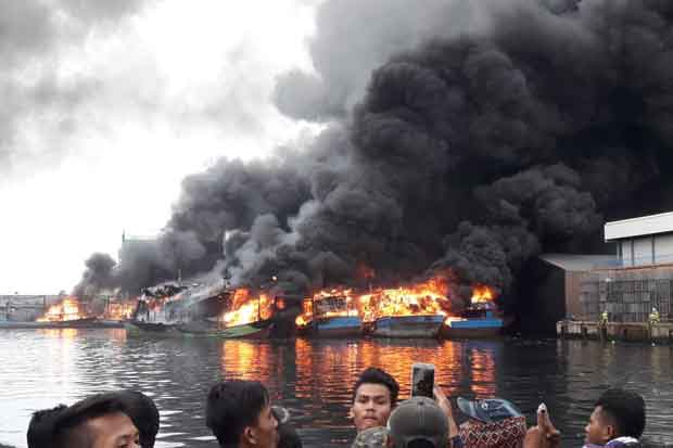 Masih Pemadaman, Saksi: Hingga Kini 10 Kapal Nelayan Terbakar