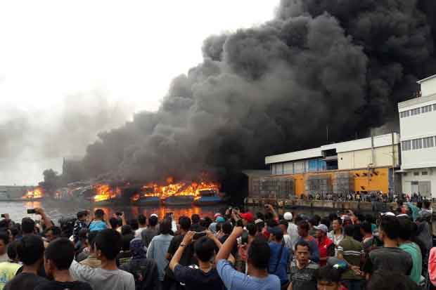 Api Belum Padam, 18 Kapal Nelayan Terbakar di Pelabuhan Muara Baru