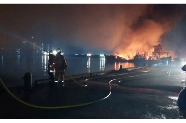 Pemadam Kebakaran Jakarta Utara Masih Sisir Bara Api di Muara Baru