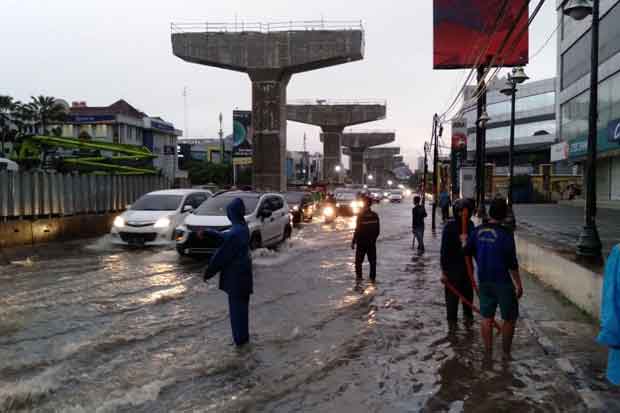 Diguyur Hujan 5 Jam, Genangan di Jakut Ganggu Aktivitas Warga