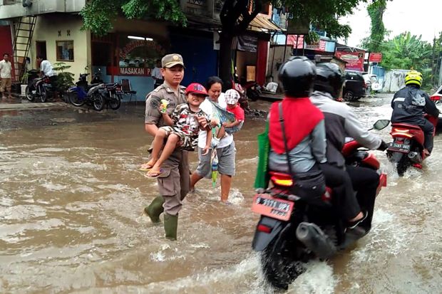 Intensitas Hujan Tinggi, Ruas Jalan Sunter Barat Tergenang Banjir
