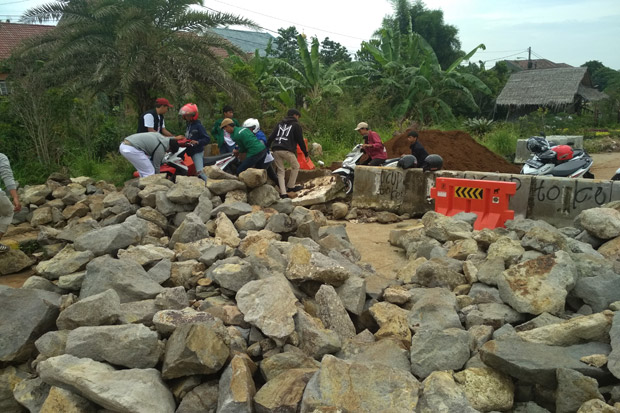 Warga Kembali Jebol Blokade Jalan R3 Bogor, Ibu-ibu Nekat Gotong Motor