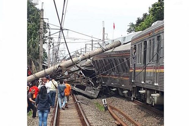 Kereta Commuter Line Anjlok Akibat Tertimpa Tiang Listrik di Bogor