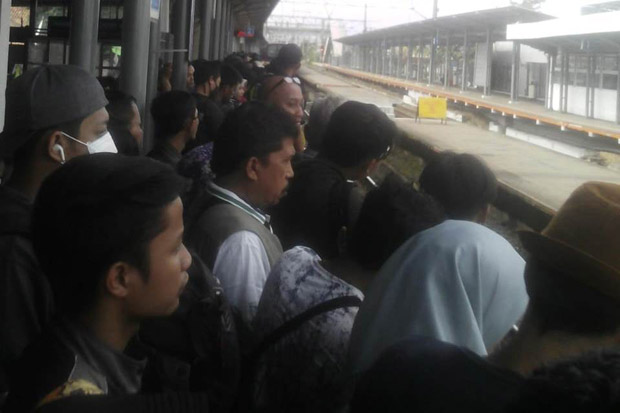 Perjalanan KRL Belum Maksimal, Penumpang Menumpuk di Stasiun Cilebut